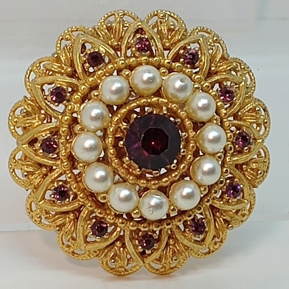 Jewelry - * vintage Purple rhinestone & faux pearl gold tone pin brooch or pendant